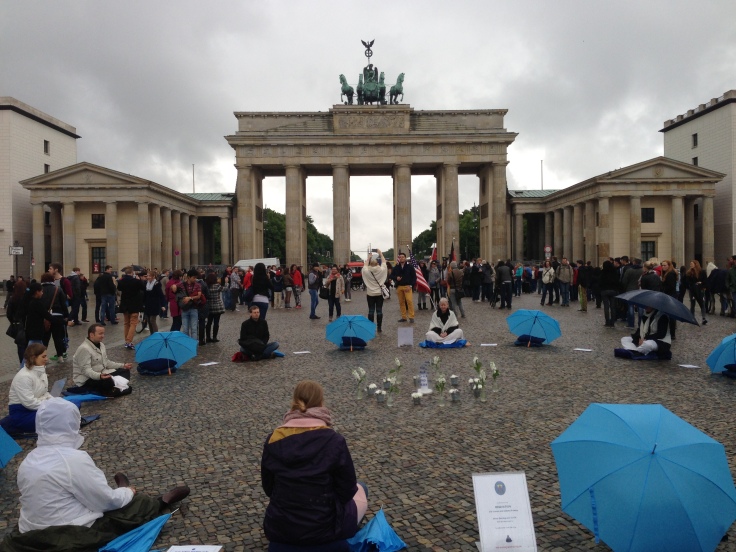 A meditation circle in front of the Brandenburg Gate
